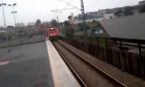 Σοκαριστικό βίντεο: Νεαρή πέφτει στις ράγες του τρένου για να πιάσει το κινητό της!