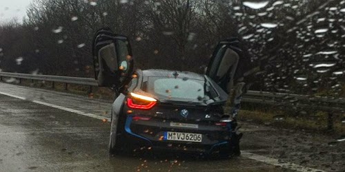 BMW i8 Kecelakaan saat Test Drive