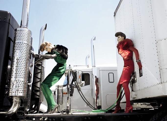 06266_StevenMeisel_VogueIT_Aug2007_13_MagdalenaFrackowiak0MarynaLinchuk_122_725lo