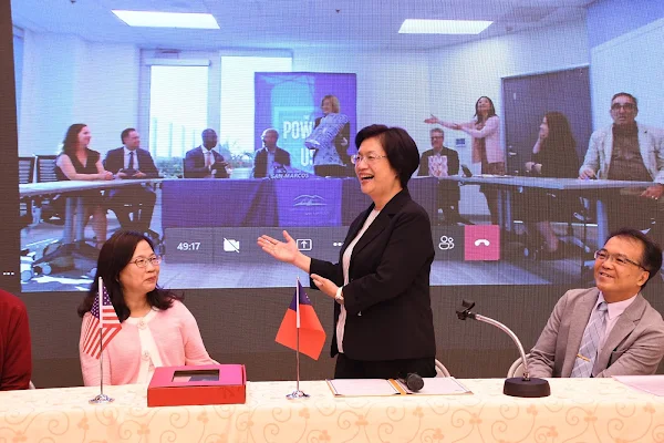 ▲彰化縣政府與美國加州州立大學聖馬可斯分校雙邊隔空致贈禮物。（記者林明佑翻攝）