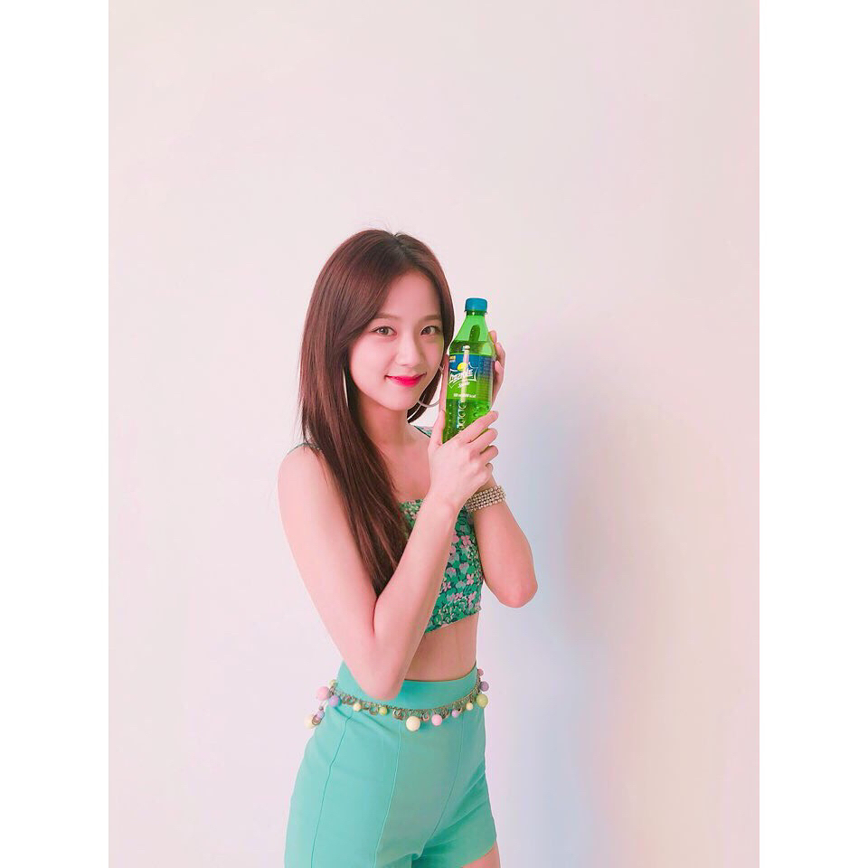 BLACKPINK's Jisoo Showcases Her S-Line Figure For SPRITE | Daily K Pop News