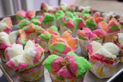 Resep kue bolu kukus mekar pelangi lembut enak