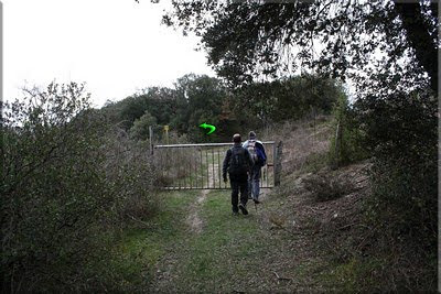 Se cruza la puerta metálica