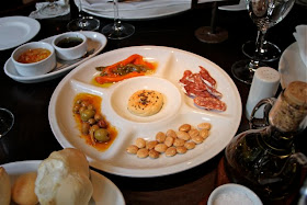 Aperitivos en mesa restaurante Rubaiyat Blog Esteban Capdevila