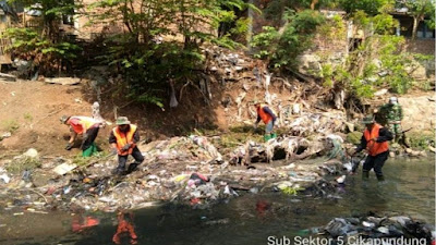 Satgas Subsektor 21-5 Bersihkan Sampah di Aliran Sungai Cikapundung Paska Hujan