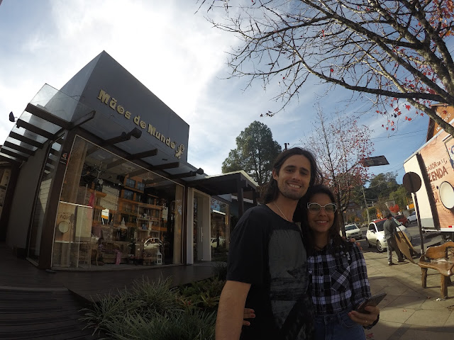 Nossa selfie em frente à fachada da loja Mãos do Mundo