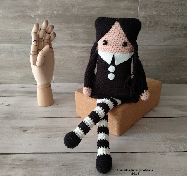 Con hilos, lanas y botones: Miércoles Addams amigurumi (patrón de Marta Ruso)