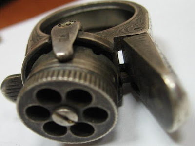 Foto: Pistol Hanya Sebesar Cincin Jari,. Unik [ www.BlogApaAja.com ]