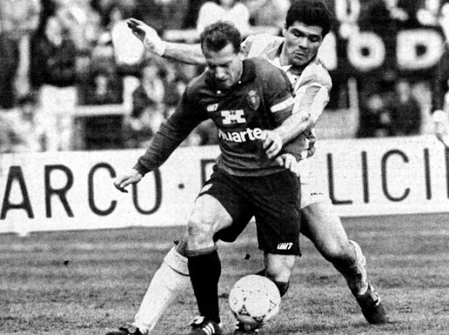 Bustingorri se lleva la pelota acosado por Alberto. REAL VALLADOLID C. F. 2  CLUB ATLÉTICO OSASUNA 1. Domingo 06/03/1994, 17:00 horas. Campeonato de Liga de 1ª División, jornada 27. Valladolid, nuevo estadio José Zorrilla.