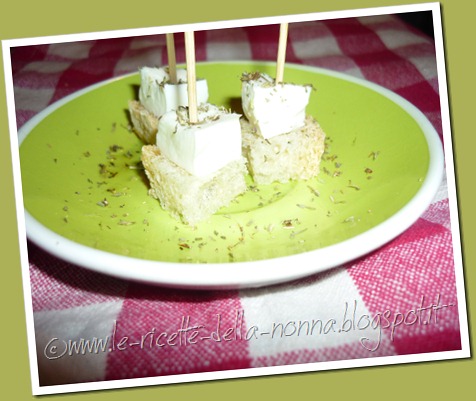 Crostini con mozzarella di bufala di Aversa, olio extravergine d'oliva e origano (6)