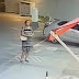  VÍDEO: idosa furta bicicleta de cliente que entra em loja