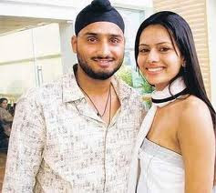 Harbhajan Singh With Wife pics