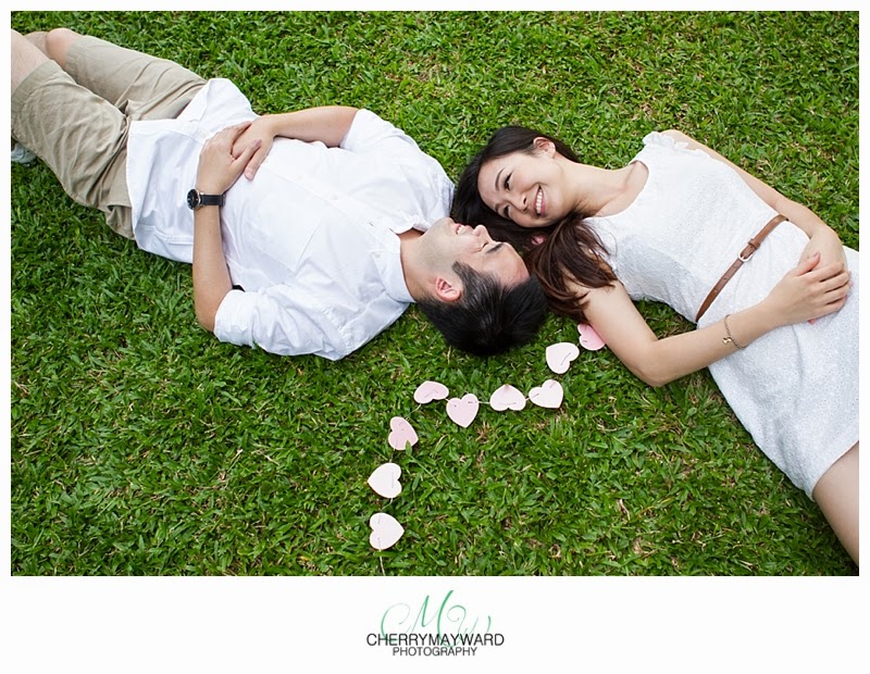 koh samui engegement, engagement photo props, heart chain, green grass, engagement photos on the grass