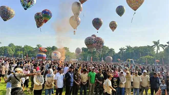 Festival Balon Pekalongan: Meriahnya Karakter Batik dan Kartun di Ajang Final