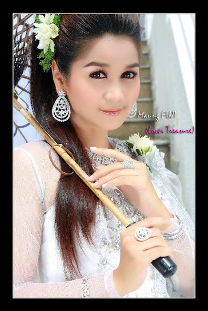 chit snow oo with myanmar traditional outfit