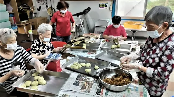 ▲社區志工媽媽在福氣粿中包滿餡料和愛心。（中彰投分署提供）