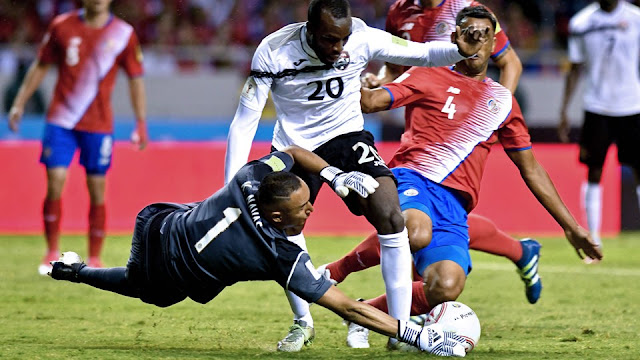 Jamile Boatswain de Trinidad y Tobago pelea con el balón con Keylor Navas y Michael Umaña