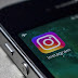 SITE VENDE DETALHES DE 6 MILHÕES DE CONTAS DO INSTAGRAM A R$ 31.  O ARS TECHNICA DIZ TER RECEBIDO O CONTATO DE UM LEITOR QUE GERENCIA UM SITE QUE ESTÁ COMERCIALIZANDO OS DADOS. AO ARS TECHNICA, UM LEITOR QUE GERENCIA O SITE QUE REVELOU A INVASÃO. ELE CHEGOU A OFERECER AO SITE UMA COMPROVAÇÃO DA AFIRMAÇÃO QUE HAVIA FEITO. DISSE QUE FARIA UMA AMOSTRA COM INFORMAÇÕES DE DEZ MIL CONTAS. SEGUNDO ANÁLISES FEITAS POR ESPECIALISTAS, OS DADOS, ACREDITAM ELES, SÃO VERDADEIROS. OS DADOS FORAM ENVIADOS TAMBÉM AO INSTAGRAM PARA CONFIRMAÇÃO, MAS A REDE SOCIAL AINDA NÃO RESPONDEU.  NÚMEROS DE TELEFONE E E-MAIL ESTÃO ENTRE AS 9.911 DAS 10 MIL RECEBIDAS. USUÁRIOS DA AUSTRÁLIA, TAILÂNDIA E ALEMANHA ESTAVAM NA LISTA. O SITE QUE ESTÁ VENDENDO OS DADOS NÃO FOI INFORMADO, MAS ESTAVA PODENDO SER ACESSADO ATÉ A MANHÃ DESTA SEXTA-FEIRA (1º), DE ACORDO COM O OLHAR DIGITAL.