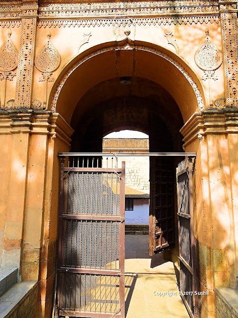 Close view of Current Main Gate, Bangalore Fort (sonesrs.blogspot.in)