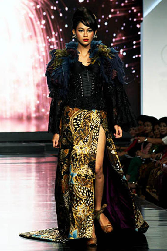 trend fashion gaun batik anne avantie