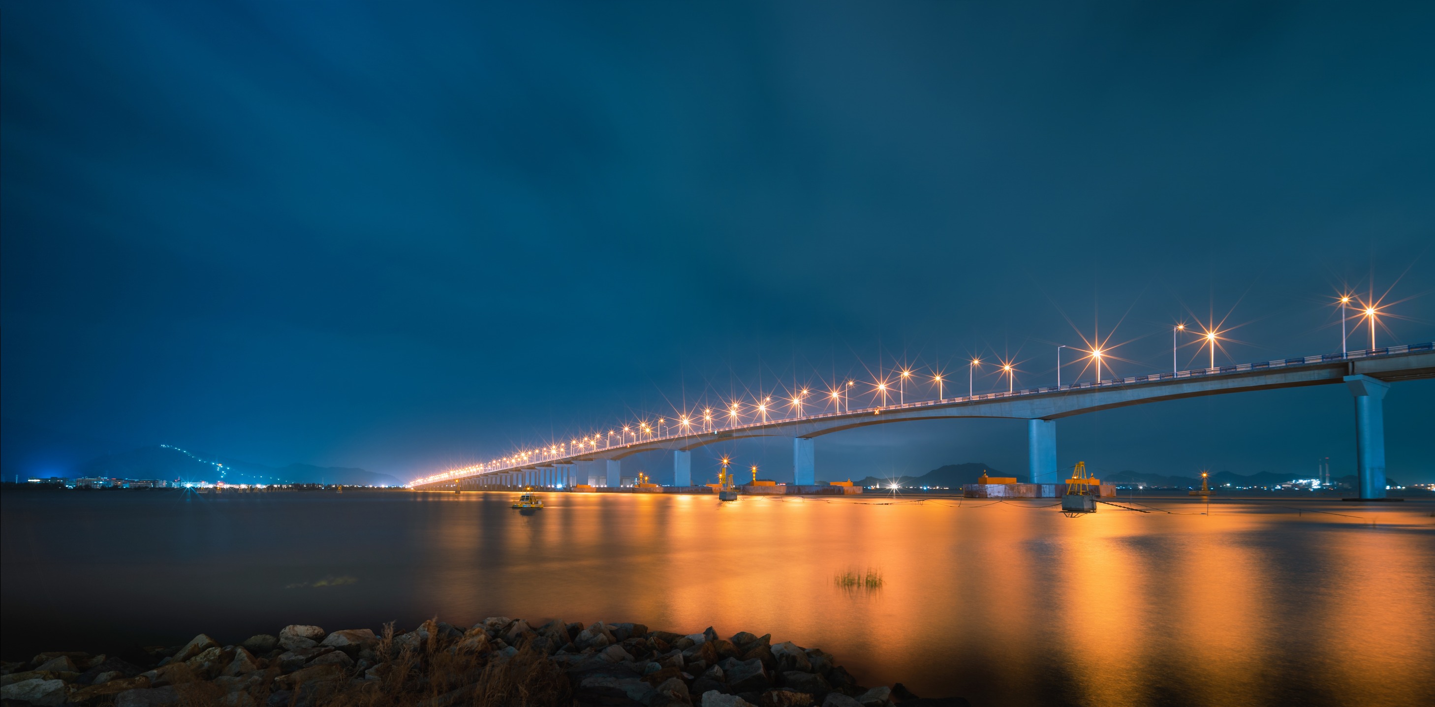 Мост над рекой в ночных огнях