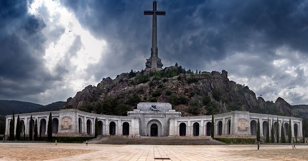El PP local y grupos profranquistas paralizan las exhumaciones del Valle de los Caídos 