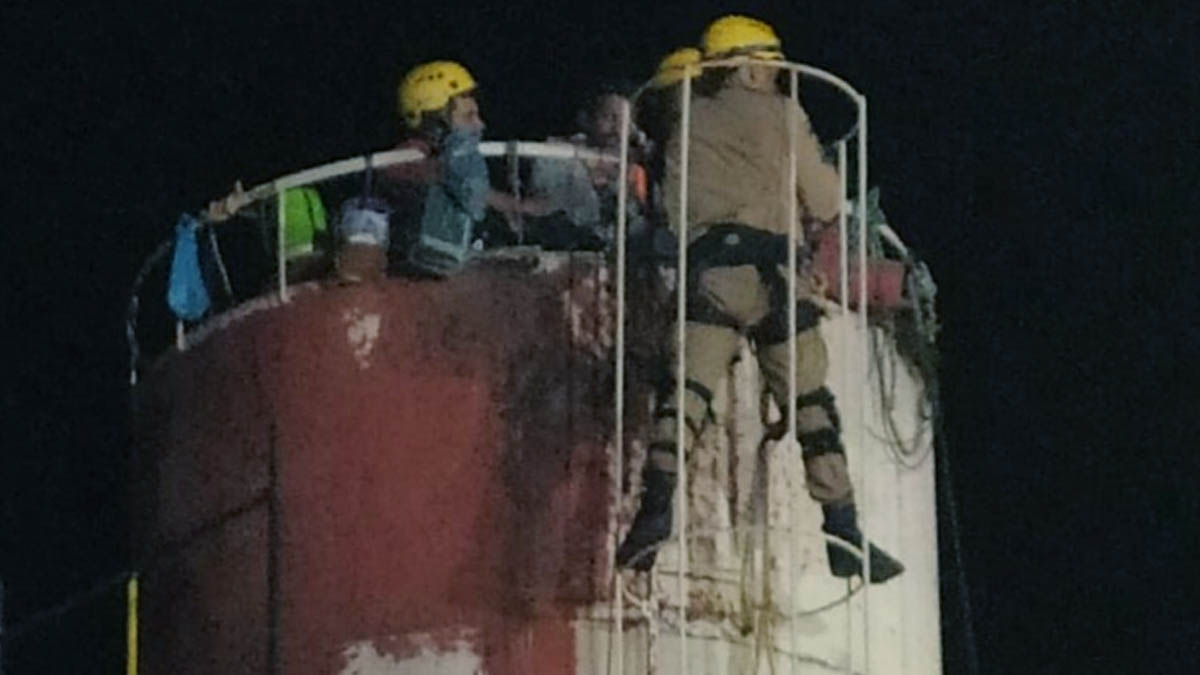 Bombeiros resgatam trabalhadores em caixa d’água em Uruaçu