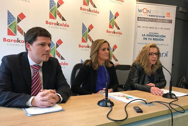 La alcaldesa, entre Manuel de Carlos, responsable del proyecto, y Estíbaliz Amilibia, gerente de Megapark