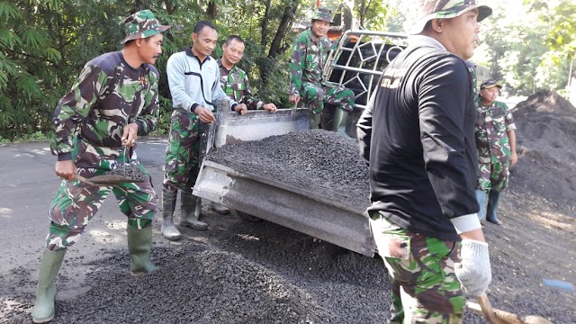 Satgas TMMD Langsir Material Untuk Pengecoran Jalan. 