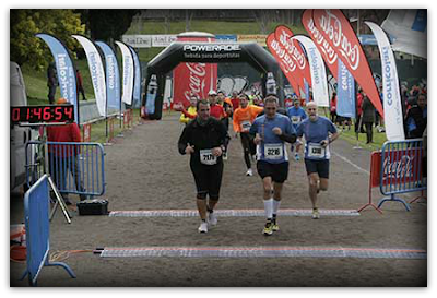 Pedro y Al entrando en meta en el Medio Maratón Ciudad Universitaria 2013