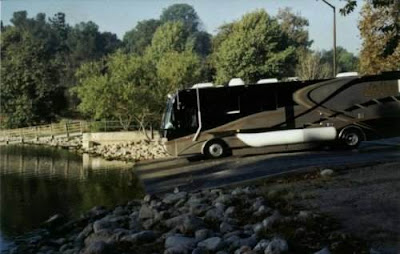 Bus Unik Penyeberang Sungai