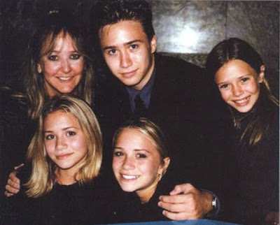 Elizabeth Olsen with her mother and siblings at teenage