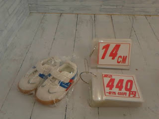 中古品　ホワイト×ブルー　スニーカー　１４ｃｍ　４４０円