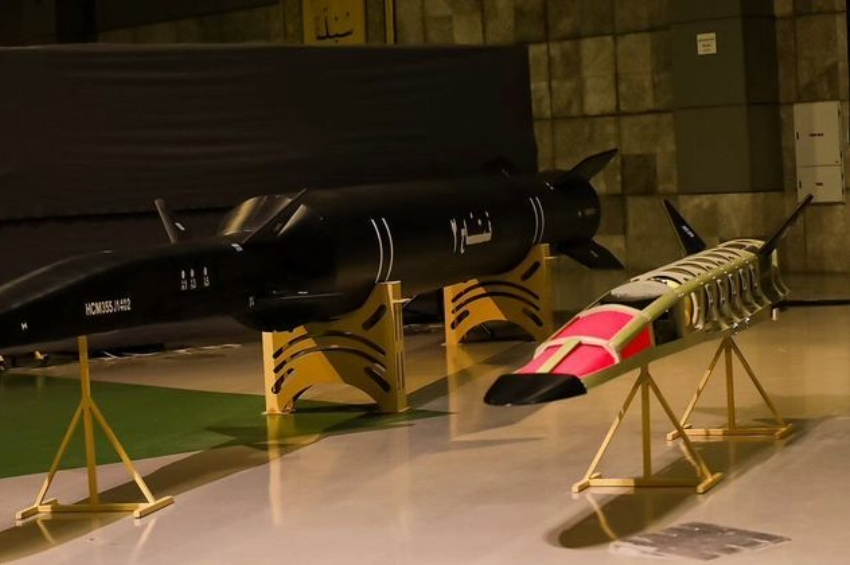 Fattah 2, à esquerda, é o mais recente míssil hipersônico das Forças Armadas do Irã, em 19 de novembro de 2023 | IRNA/DIVULGAÇÃO