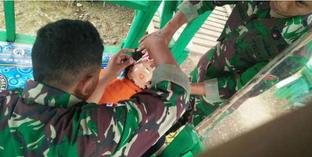 Satgas Yonif 432 Kostrad Beri Bantuan Kesehatan di Kurulu