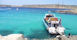 El barco de Luzzu Cruises atracado en Comino.