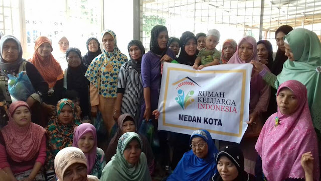 PKS Medan Kota dan RKI Berbagi Paket Sembako Kepada Ibu-Ibu Desa Binaan