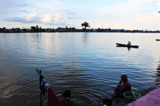 Mandi, cuci dan mencari ikan di Tepian Kapuas