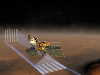 Concepto artístico que muestra al Mars Reconnaissance Orbiter de la NASA utilizando su instrumento 'Mars Climate Sounder' para estudiar la atmósfera marciana
