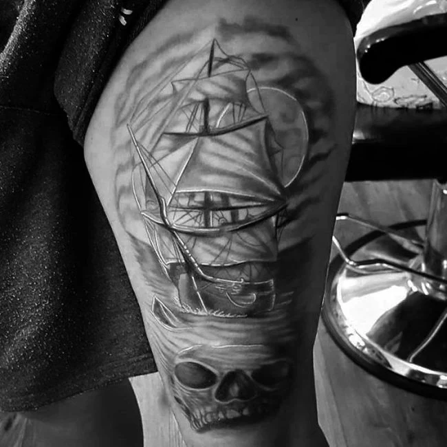 tatuajes de barco pirata en el muslo
