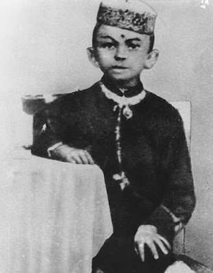 Mohandas Karamchand Gandhi con 7 años. 1876. https://pinceladasdelpasado.blogspot.com/2021/01/mahatma-gandhi-el-arma-de-la-no.html