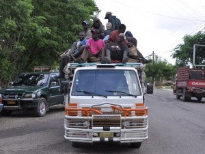 Los Haitianos siguen llegando por camiones Ma bueno que asi....