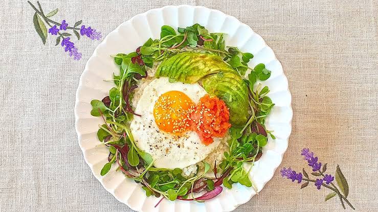 Gyeran bap, nasi telur korea dengan pollock roe dan alpukat