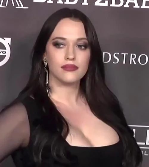 kat dennings cleavage busty curvy hollywood actress two broke girls