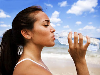 Gambar Wanita Cantik Minum air Putih Dari Botol