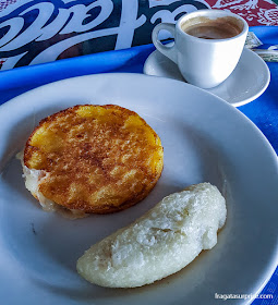 Café da manhã do Panamá: arepa e carimañola