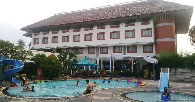 Berenang di Hotel Bumi Wiyata Depok  Rach Alida Bahaweres