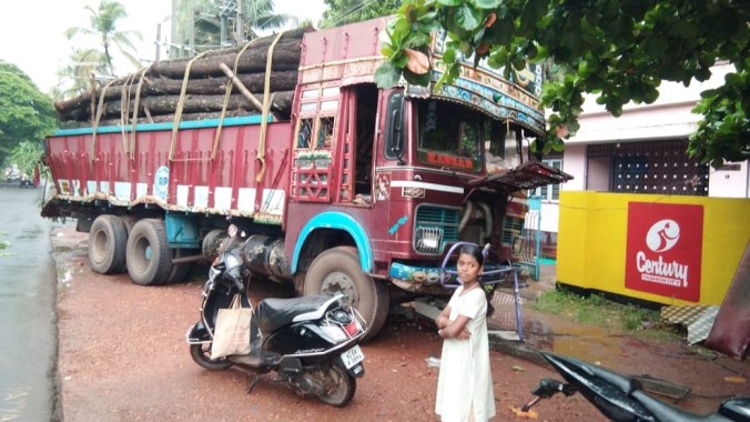 വെള്ളൂര്‍ പുതിയന്‍കാവില്‍ മരം കയറ്റിവന്ന ലോറി അപകടത്തെ തുടര്‍ന്ന് നിയന്ത്രണം വിട്ട് വൈദ്യുതി പോസ്റ്റ് തകര്‍ത്ത നിലയില്‍