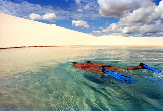 Turistas sobre as aguas cristalinas de Lençóis Maranhenses