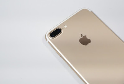 Closeup_view_of_the_iPhone_7_Plus'_dual_cameras